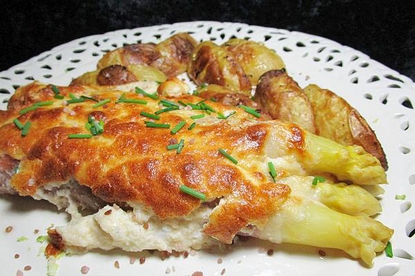 Asparagus Rolls Baked with Gorgonzola Cream