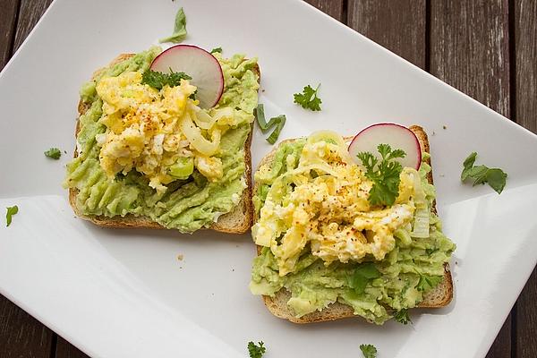 Avocado and Basil Pesto with Lime, Onions and Olive Oil
