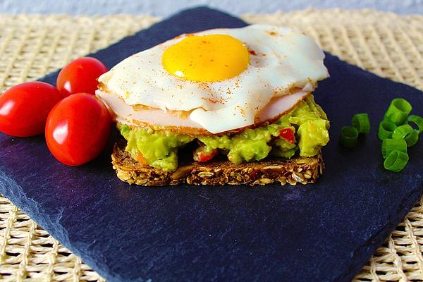 Avocado Bread with Egg and Turkey Breast