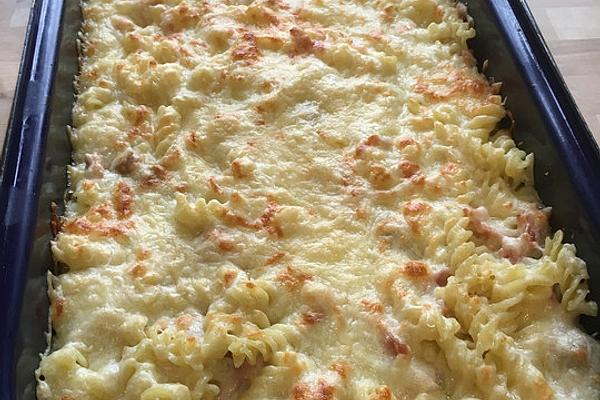 Backstage Casserole with Pasta and Ham À La Claus