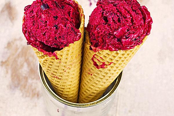 Berry Ice Cream with Cinnamon and Yogurt