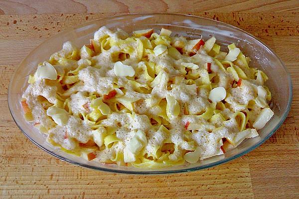 Bienes Baked Vanilla Noodles with Apple Pieces