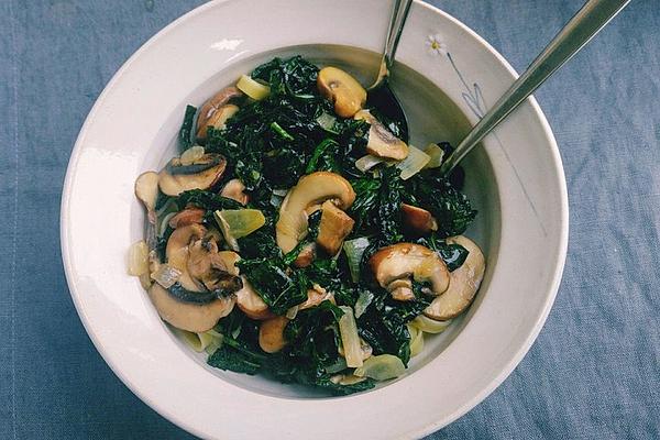 Black Cabbage with Mushrooms in Cream Sauce and Spaghetti