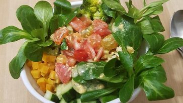 Buddha Bowl with Chicken, Kale, Quinoa and Yumm Sauce