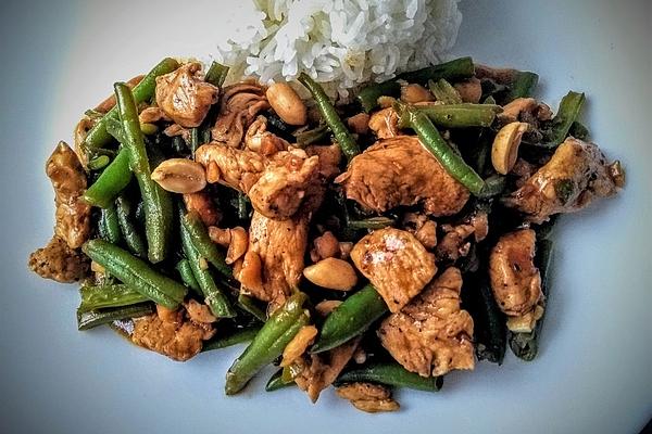 Chicken Breast with Peanuts and Green Beans