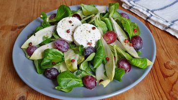 Lamb`s Lettuce with Fresh Goat`s Cheese – Baguette