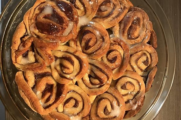 Cinnamon Roll Apple Pie