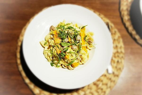 Creamy Emmentaler Noodles with Savoy Cabbage, Nuremberg Sausages, Carrots and Rocket Topping