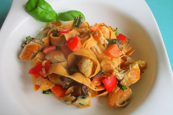 Creamy Spaghetti with Chicken Breast and Vegetables