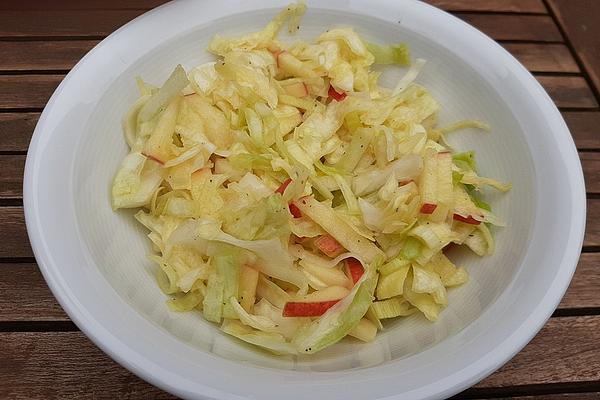 Crumbly Coleslaw with Pointed Cabbage, Leek and Apple