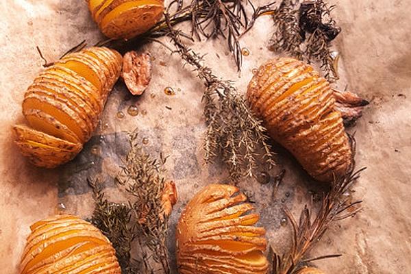 Fan-shaped Potatoes with Radish Dip