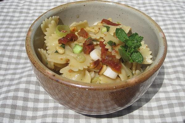 Farfallesalat with Sun-dried Tomatoes and Pine Nuts
