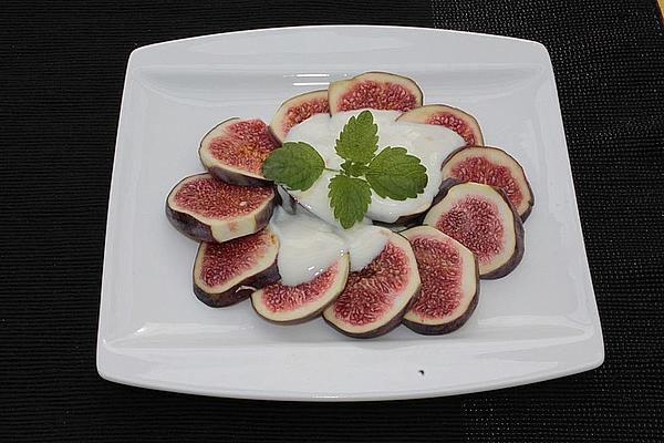Figs with Yogurt Honey Sauce