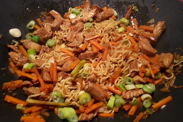 Fried Noodles with Chicken, Ginger and Lemongrass