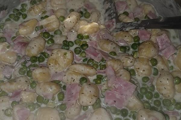 Gnocchi in Ham and Pea Cream Cheese Sauce