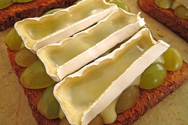 Grapes – Camembert – Toast
