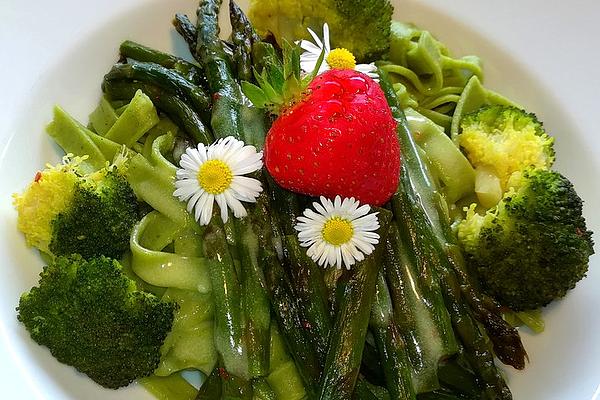 Green Ribbon Noodles with Fried Asparagus