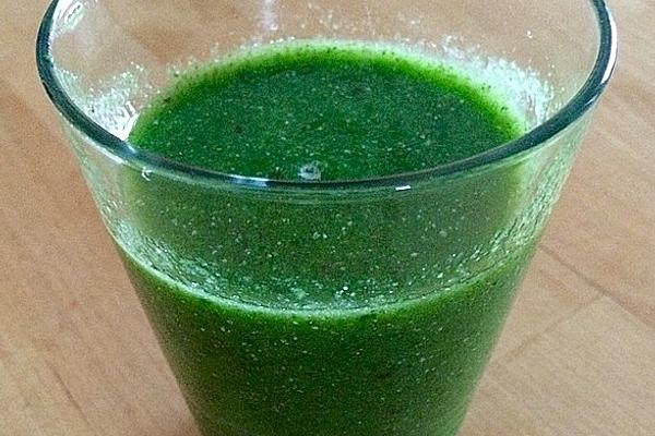 Green Smoothie with Mango and Coconut Water