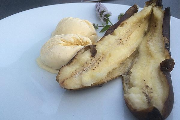 Grilled Bananas with Vanilla Ice Cream