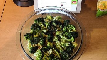 Ham and Noodle Casserole De Luxe