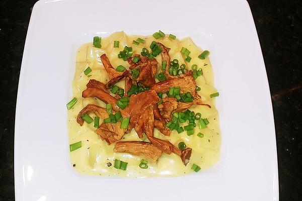 Herbal Chanterelles with Bechamel Potatoes