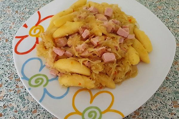 Kasseler Schupfnudeln with Sauerkraut