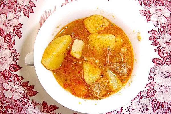Kettle Goulash with Red Wine Note