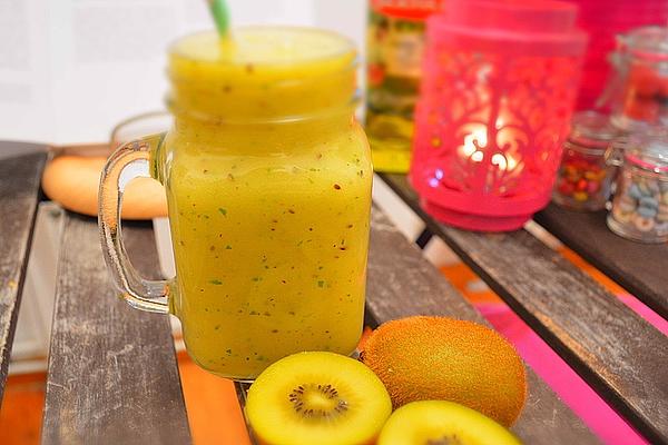 Kiwi and Pineapple Smoothie