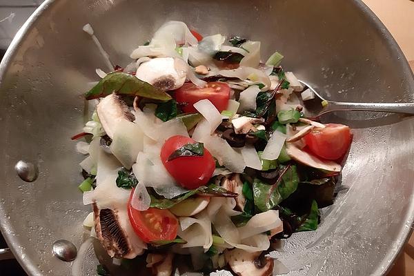 Kohlrabi Spaghetti with Spinach, Tomatoes and Olives
