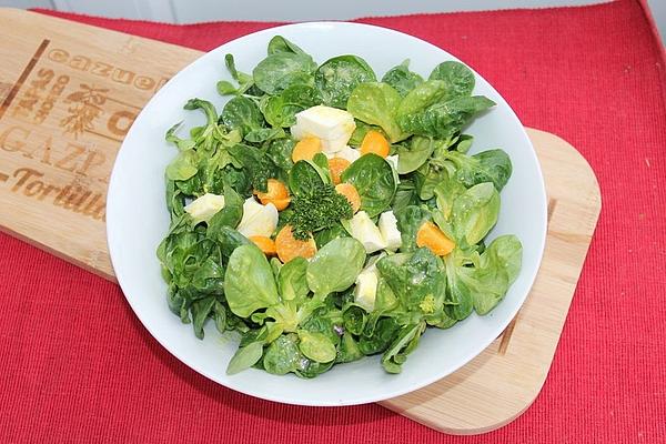 Lamb`s Lettuce with Physalis, Raisins and Feta