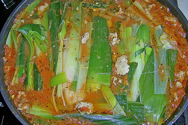 Leeks in Minced Meat Sauce