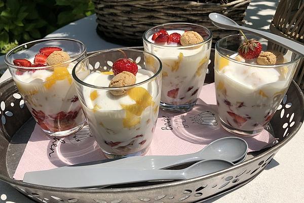Light Strawberry-mango Dessert