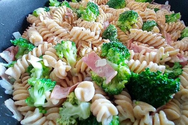 Macaroni in Broccoli and Ham Sauce
