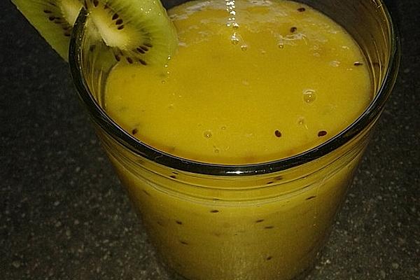 Mango and Kiwi Smoothie with Ginger