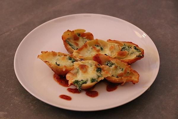 Mussel Pasta with Spinach and Tomato Sauce