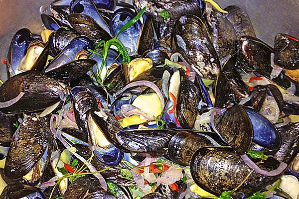 Mussels with White Wine, Ginger and Chilli