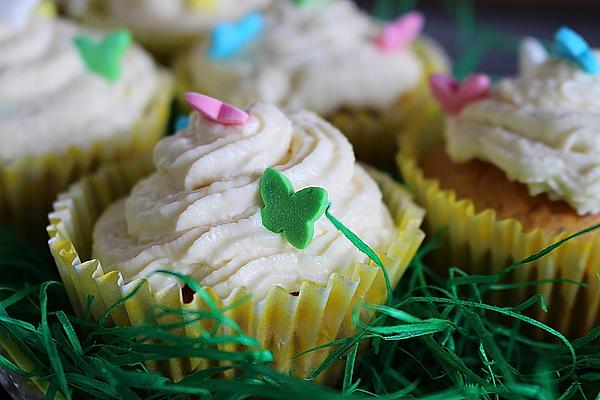 Nut Muffins with Baileys and Yogurt Topping