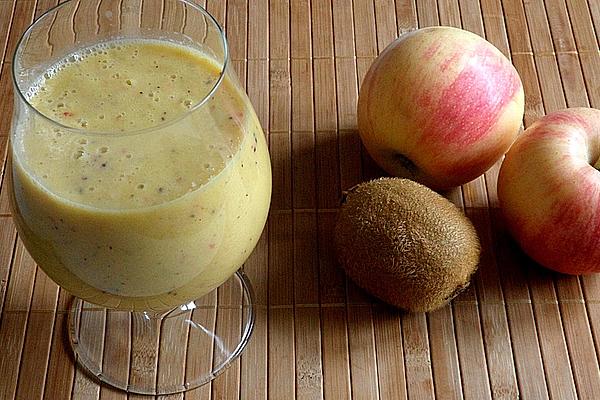 Orange-kiwi-kefir Smoothie with Apple