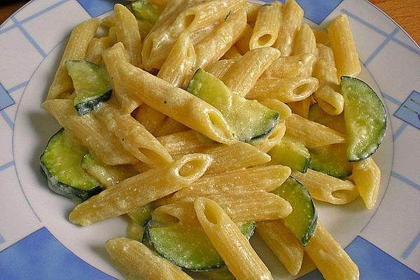 Pasta with Cheese, Cream and Zucchini Sauce