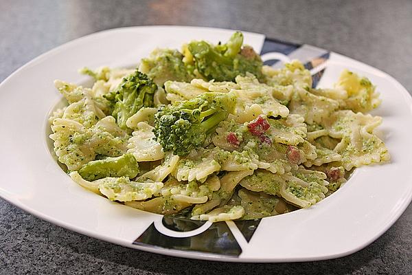 Pasta with Creamy Ham Sauce and Broccoli