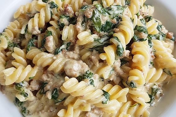 Pasta with Fresh Spinach Leaves and Mince