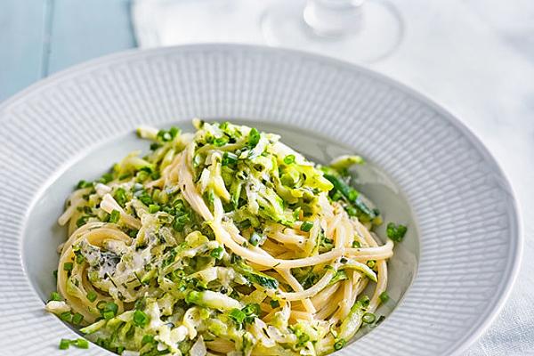 Pasta with Zucchini and Herbs Sauce