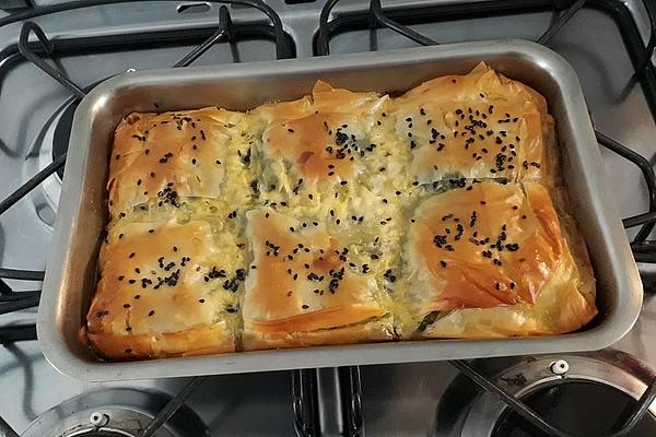 Pastry Pie with Spinach and Minced Meat