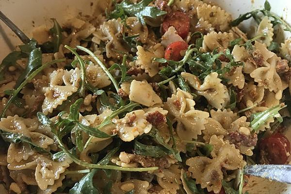 Pesto Salad with Sun-dried Tomatoes