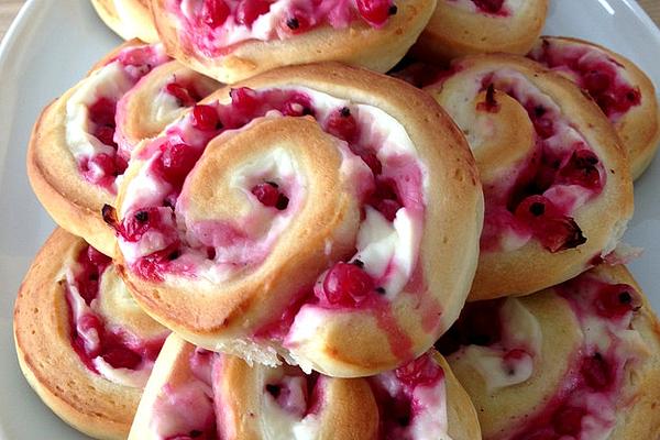 Quark Snails with Currants