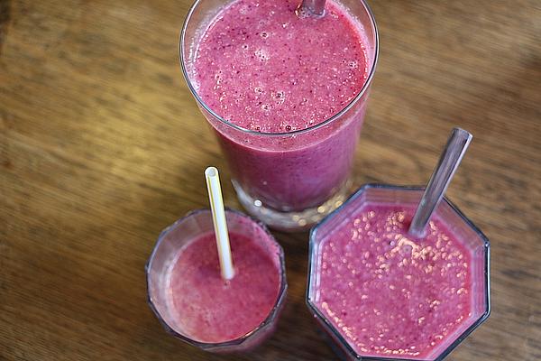 Red Cabbage, Orange, Cucumber and Carrot Smoothie with Ginger and Linseed Oil