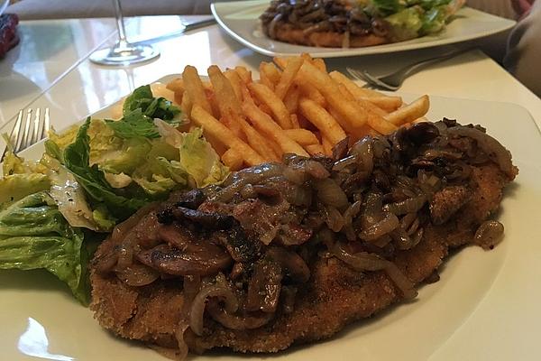 Schnitzel with Onions and Mushrooms