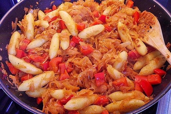 Schupfnudeln with Sauerkraut and Paprika