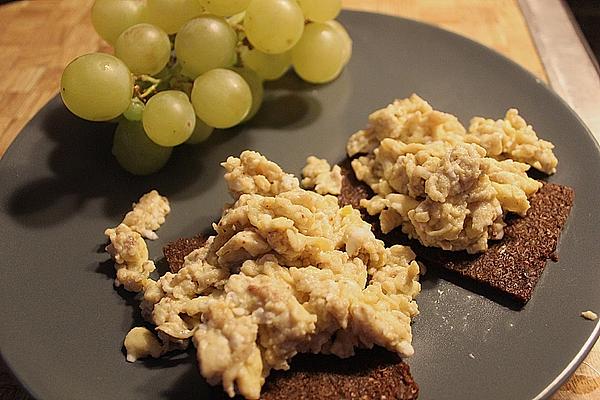Scrambled Eggs with Note Of Cinnamon
