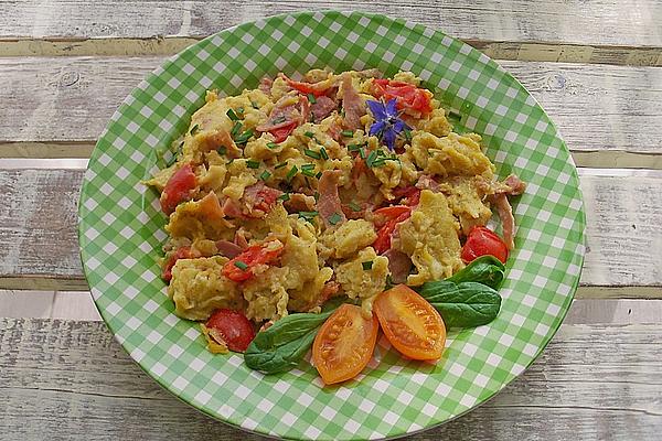 Scrambled Eggs with Tomatoes, Ham, Cheese and Chilli